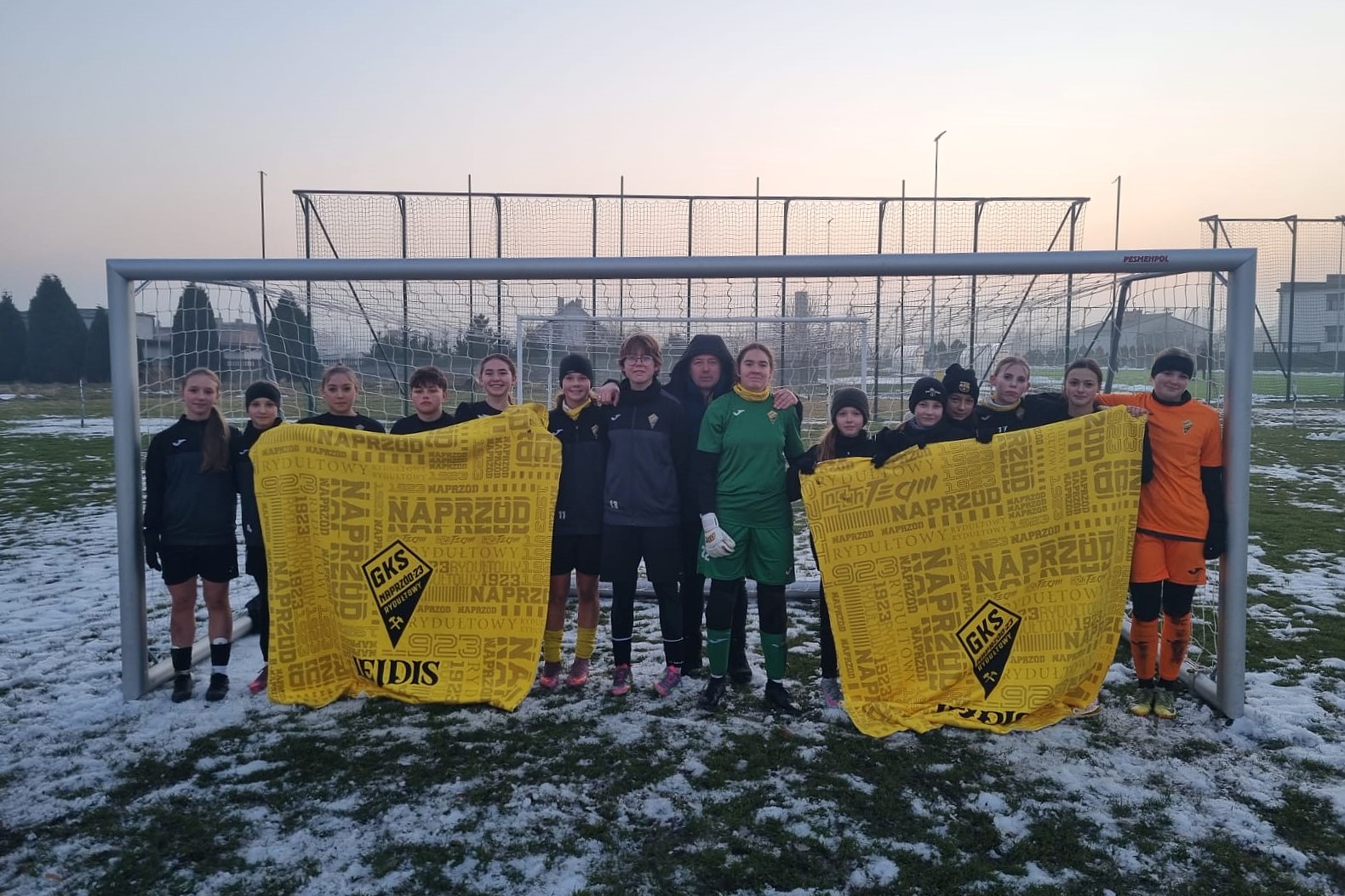 Pierwsza drużyna dziewczyn grała z LKS Jejkowice U12